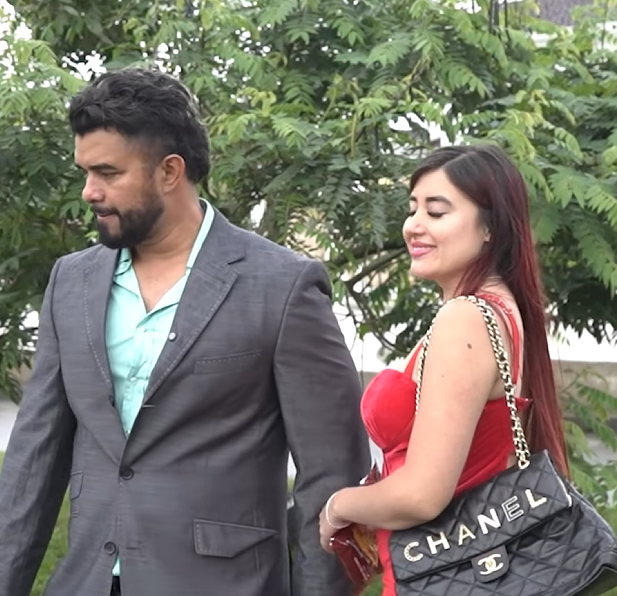 V1301070 La negó frente a su madre y amante para salirse con la suya part2