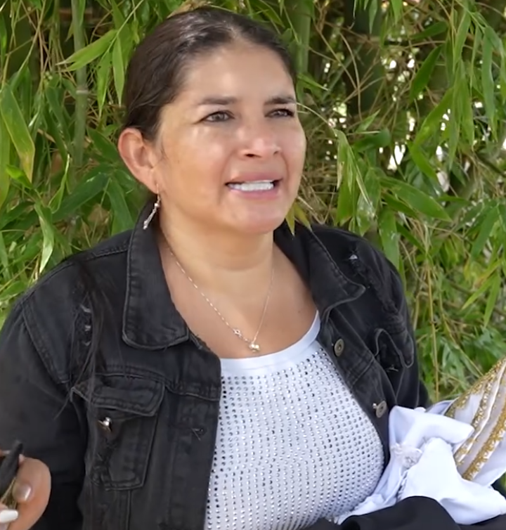 V1301072 Monja besa a un cura para salvarse part2