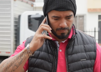 V1301076 Mujer Salta y sube a la Moto del Ladrón que se llevó su dinero part2