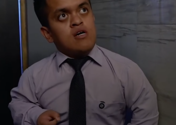 V1301080 Jefa finge ser ciega para poner a prueba la confianza de esta mesera part2