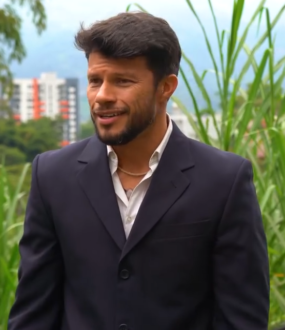 V1601057 Mesera ayudó a este millonario sin imaginar como terminaría part2