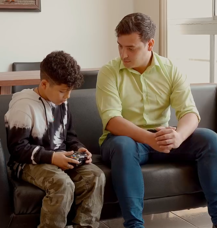 V1601061 Su papá hace un plan para darle una lección a su hijo malcriado part2