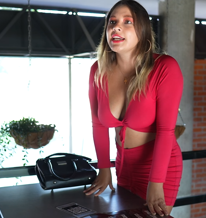 V2201067 Le niegan entrada a tienda por sus raíces sin saber que era la dueña part2