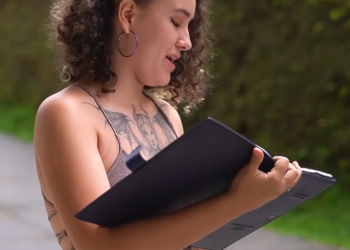 V2301067 Le escribió ayuda a este desconocido para salvarse de este hombre part2