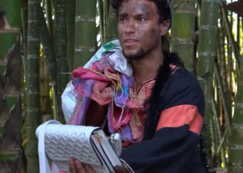 V2301130 Este mendigo la observaba sin nadie imaginar cual era la razón part2