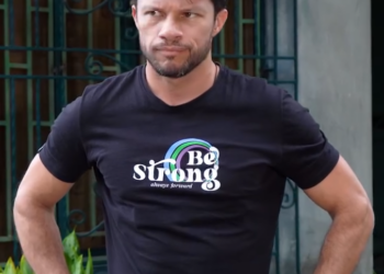 V2301223 Millonaria tira el bolso sin querer a la basura, pero una vagabunda hizo esto part2