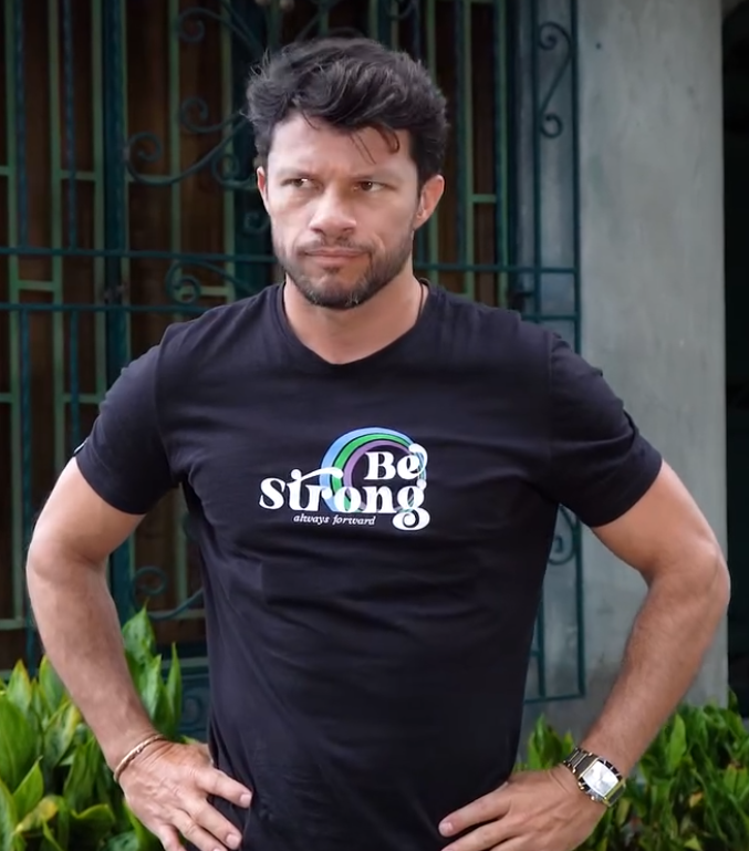 V2301223 Millonaria tira el bolso sin querer a la basura, pero una vagabunda hizo esto part2