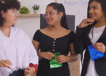 V0801093_Empresario le da un gran premio a la mejor empleada_part2