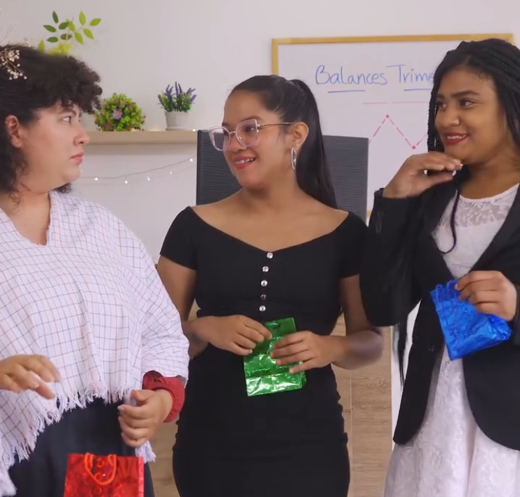 V0801093_Empresario le da un gran premio a la mejor empleada_part2