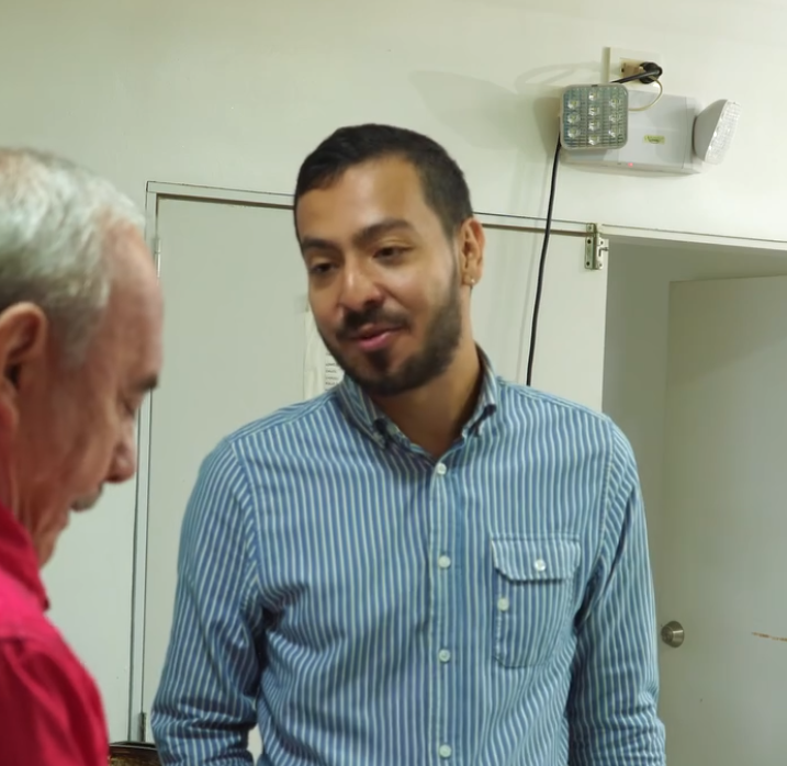 V0901230 Humilló y le dijo viejo feo al empleado del restaurante sin imaginar quien era part2