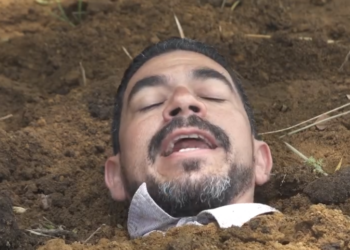 V0801106 Escondio a su papá debajo de la tierra para salvarle la vida part2