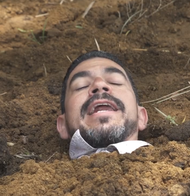 V0801106 Escondio a su papá debajo de la tierra para salvarle la vida part2