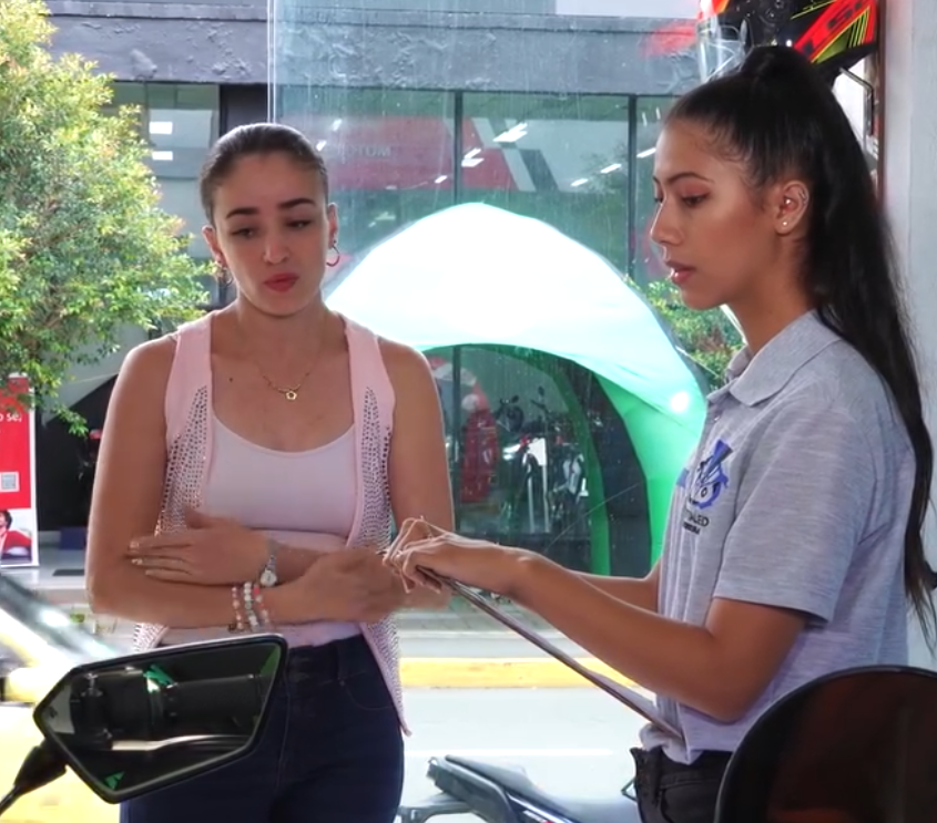 V0701078 Por tratar mal los clientes, recibió este merecido part2