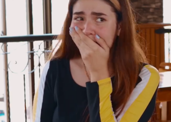 V0701080 Alguien pedia ayuda en un papel y solo la mesera se dio cuenta part2