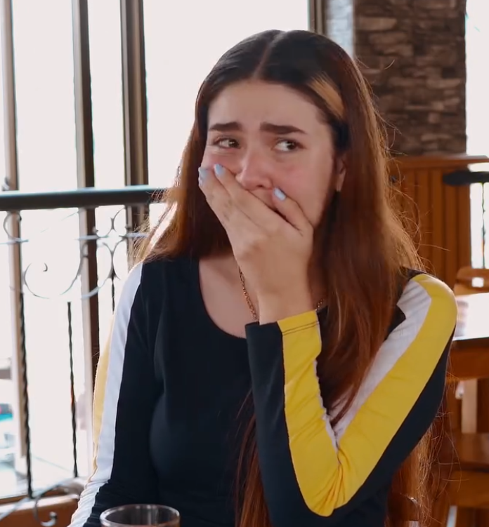 V0701080 Alguien pedia ayuda en un papel y solo la mesera se dio cuenta part2