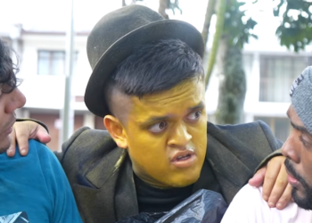 V1301017 Se hizo pasar por estatua para descubrir la infidelidad de su esposa, pero lo inesperado ocurrió part2