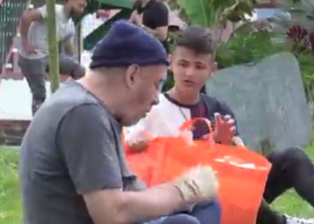 V1601025 Con un simple gesto de BONDAD Y AMOR este niño ayudo a un necesitado part2