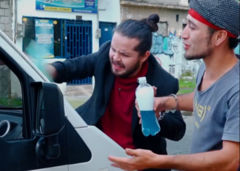 V2101110 Millonario esposó a su hijo con este vagabundo para darle la lección de su vida part2