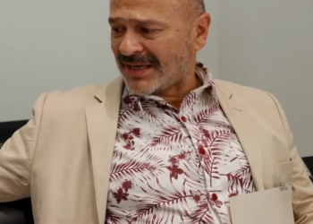 V0901027 Empresaria tira dinero para poner a prueba a sus nuevos empleados part2