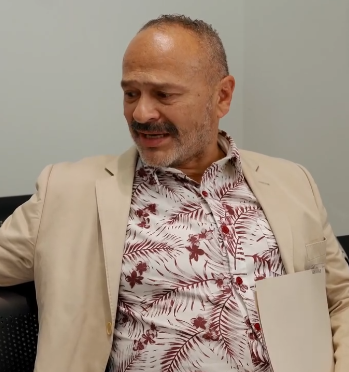 V0901027 Empresaria tira dinero para poner a prueba a sus nuevos empleados part2