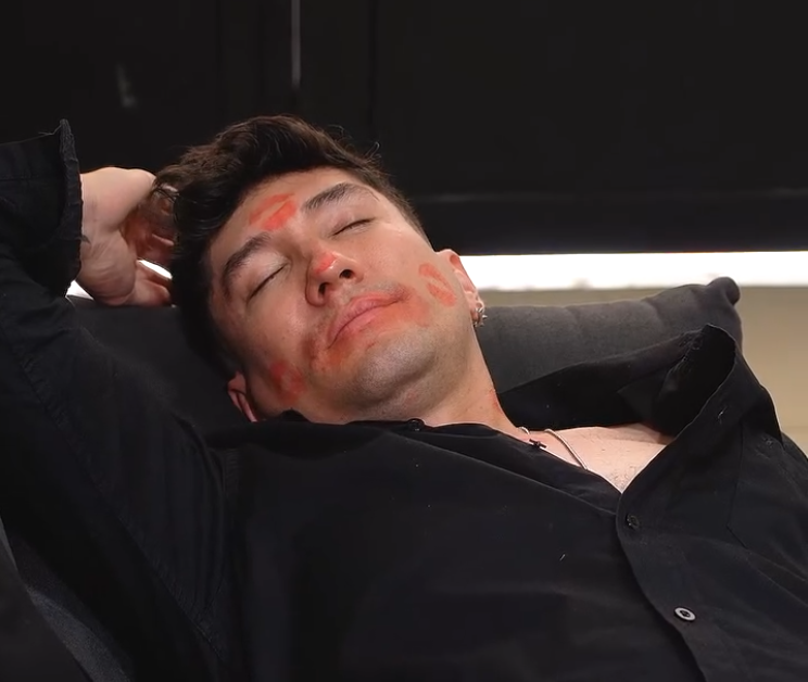 V2101131 Este hombre busca en la calle lo que ya tiene en su casa, pero la vida le dio esta lección part2