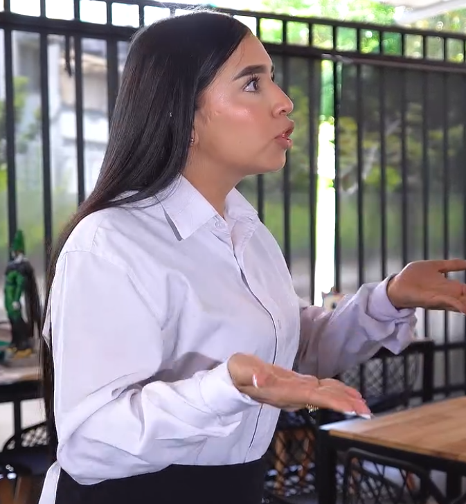 V2101071 Despiden a hermosa mesera por salvarle la vida a este empresario part2