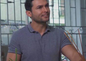 V0701039 La juzgó por su trabajo sin saber en realidad quien era part2