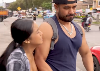 V1001127 Le da una palmada detrás para pedirle ayuda part2