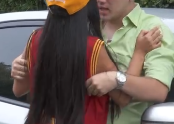 V0701051 Chica limpia parabrisas cae encima de un cliente que le salvo su vida y le cambia la vida part2