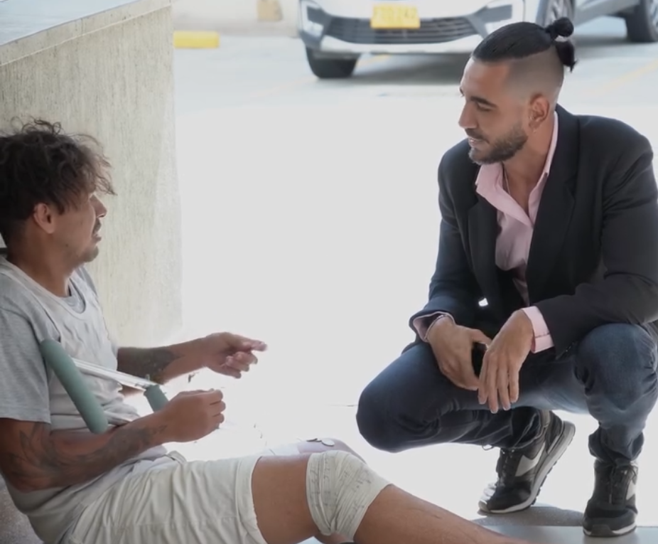 V0701087 Doctores lo rechazaron por no tener dinero, pero el le dio una lección part2