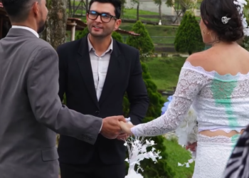 V0701056 Esta niña destruye el vestido de su madre en plena boda sin nadie imaginar la razón part2