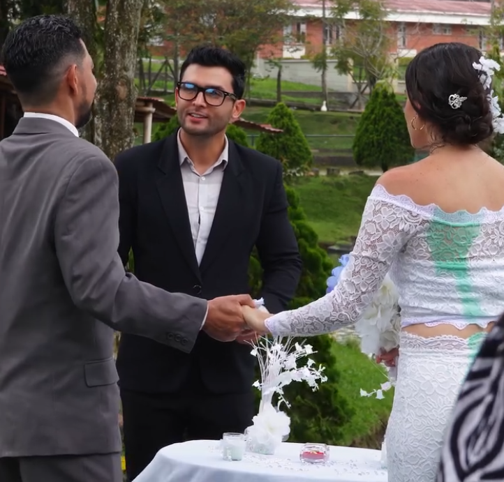 V0701056 Esta niña destruye el vestido de su madre en plena boda sin nadie imaginar la razón part2