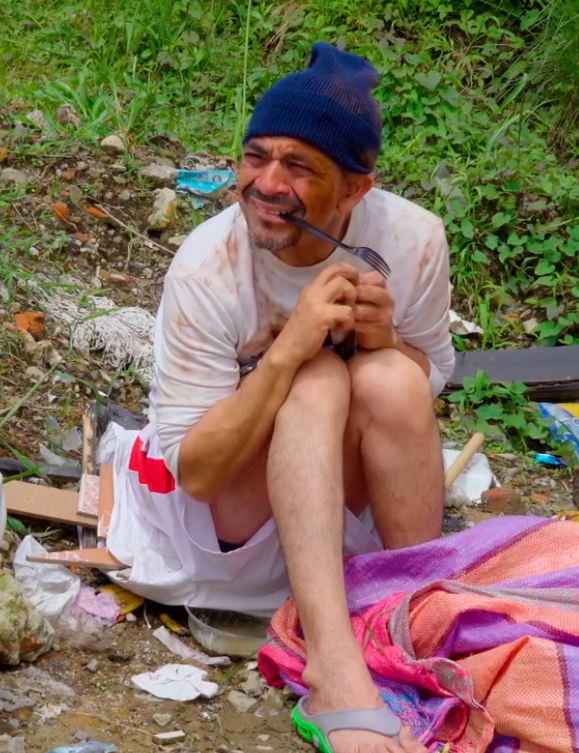 V1601048 Empleada es despedida por darle de comer a este vagabundo part2