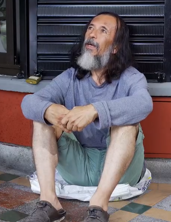 V0701060 Humillaban este MENDIGO sin saber el secreto que escondía part2