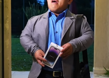 V2201056 Niña malcriada rompe el celular de la hija de la empleada part2