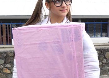 V1301006 Ella usa una caja en la escuela por no ser perfecta part2