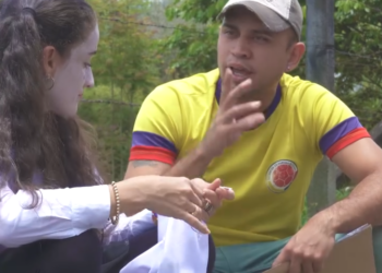 V0801164 Empresaria se vistió de mimo para probar la honradez de sus futuros empleados part2