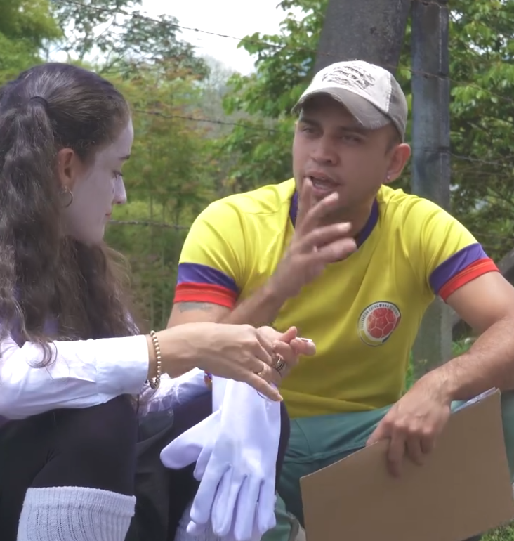 V0801164 Empresaria se vistió de mimo para probar la honradez de sus futuros empleados part2