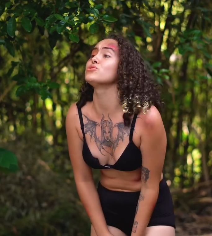 V2201089 Mujer se cambia frente a ellos, sin imaginar porque lo hizo part2