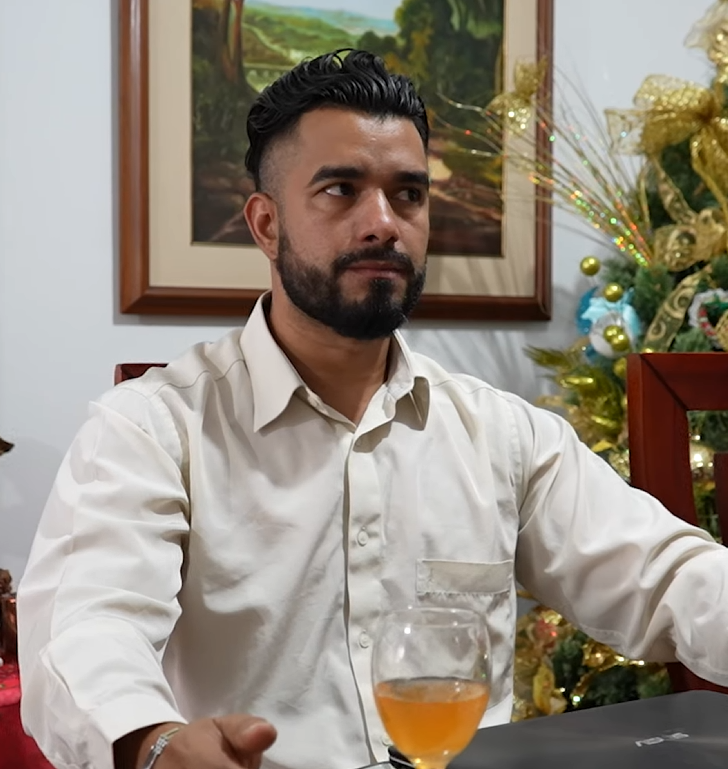 V1301098 Su novio la obligaba a usar una bolsa en el rostro y cuando ella se la quita todos quedan sorprendidos part2