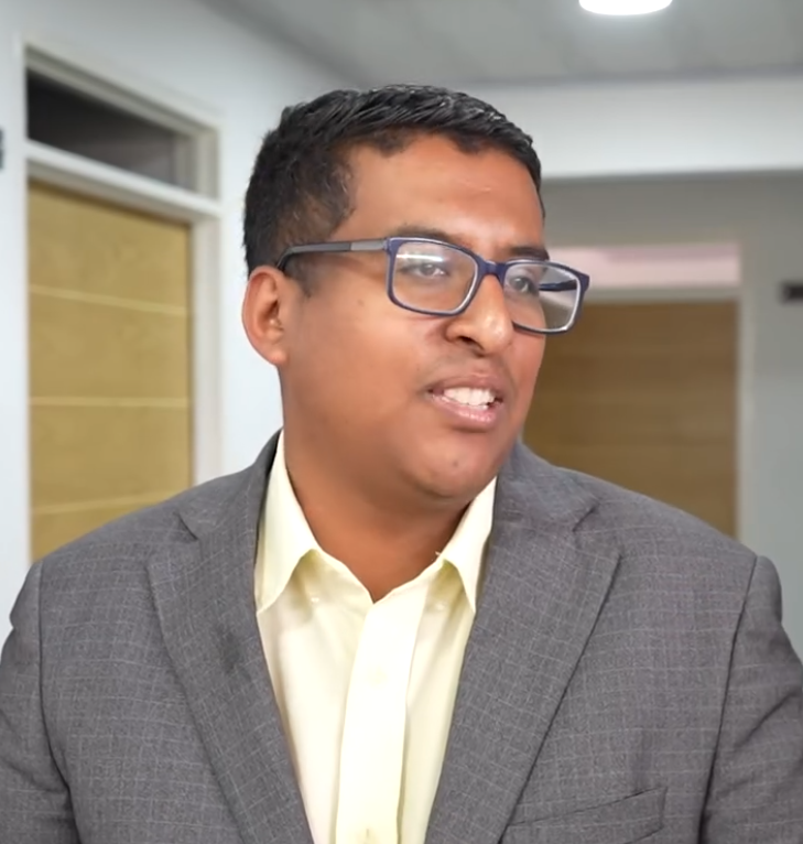 V1301102 Trato mal al camarero de hotel sin saber que era hijo del dueño part2