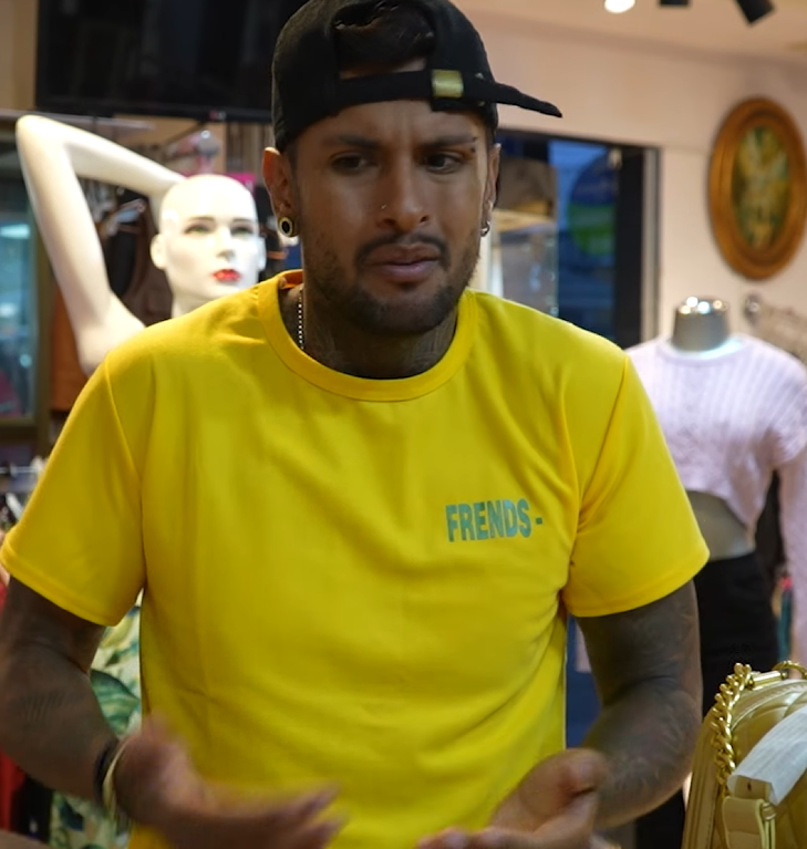 V1301104 Madre con su hija se disfrazan de maniquí para exponer a empleada deshonesta part2