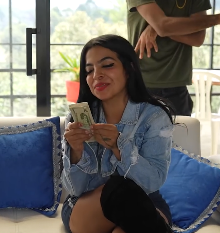 V1301105 Mujer engαñαbα a su pareja con una αnciαnα  part2