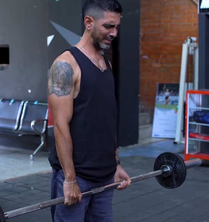 V2801108 Empleado de limpieza le da gran lección a este presumido part2