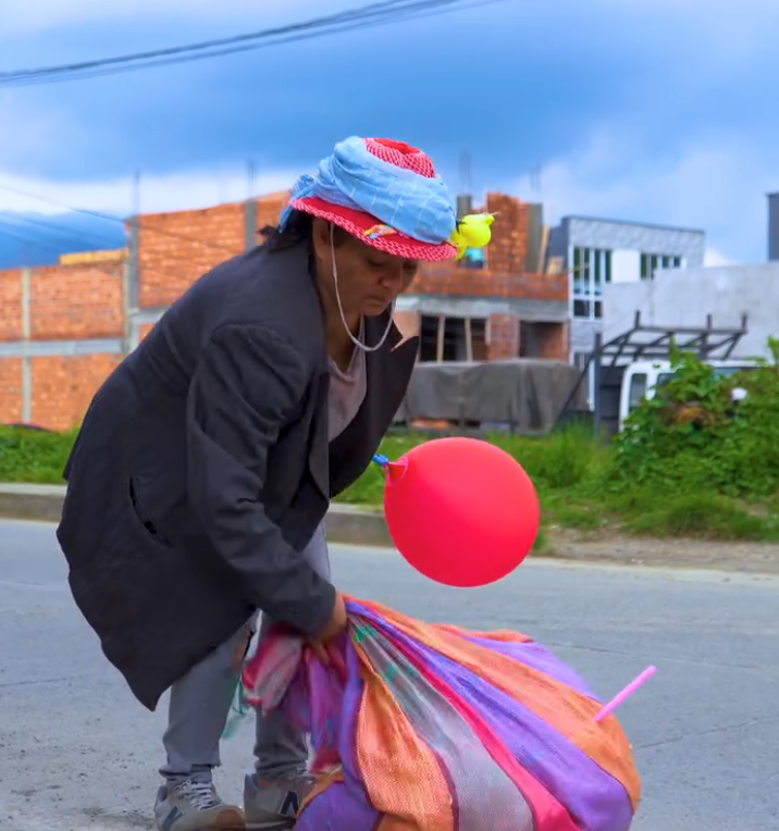 V2801175 Millonaria se disfraza de vagabunda para regalar su dinero part2