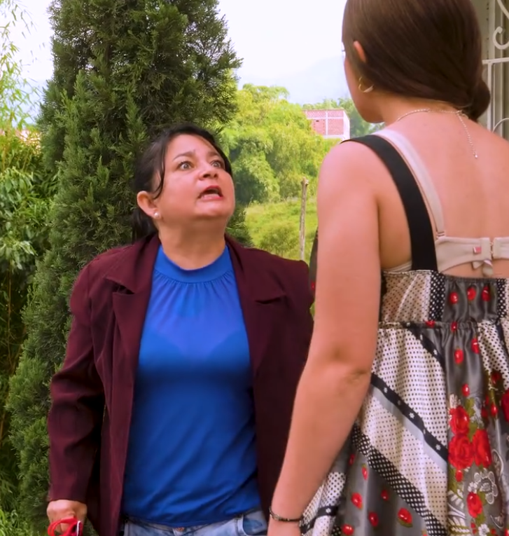 V2801027 Madre le da una lección  a su hija por humillar al jardinero part2