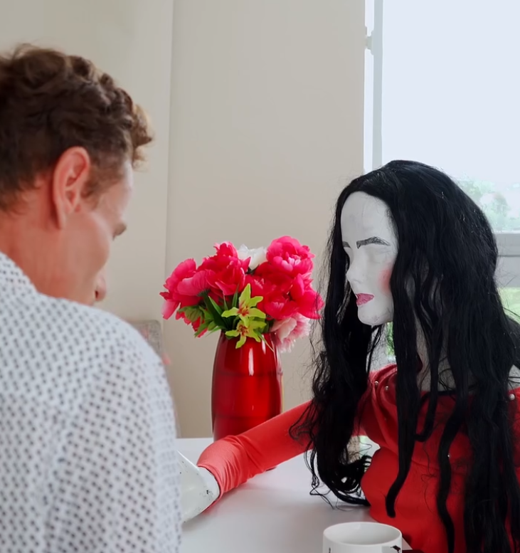 V0801179 Este hombre se enamoró de un maniquí sin imaginar el final que le esperaba part2