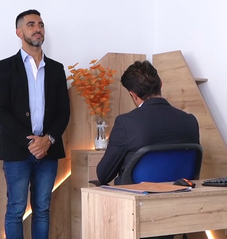 V2801085 Millonario finge ser de seguridad para poner a prueba a sus futuros empleados part2