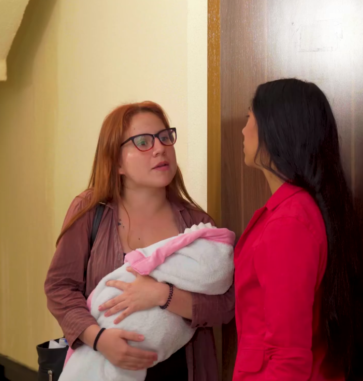 V2801090 Humilló a esta chica por querer alimentar a su bebe, pero no imagino quien era part2