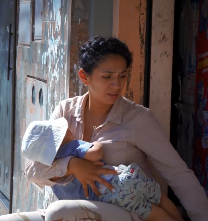 V1001027 Tuvo que cruzar sola con su hijo pequeño la frontera por que su esposo la traicionó part2